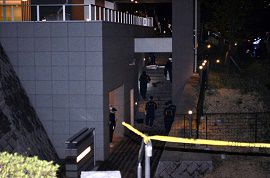 外階段で首に切り傷ある女性・死亡　東京
