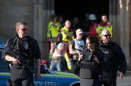 ドイツのカフェに車突入・２人死亡　犯人は自殺