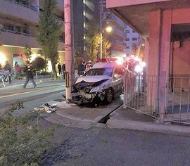 パトカーに警察官を乗せたまま電柱に衝突　大阪