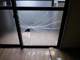 女子高校生が窓をバールで割って侵入　福岡