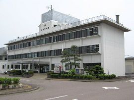 岐阜県警の巡査長がプールで女性の尻を触った疑い 大阪