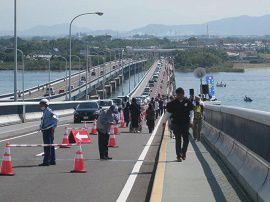 １８歳女子高生が琵琶湖大橋から転落　自殺か