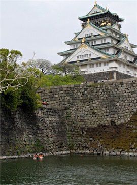大阪城の堀で男性が転落死　自殺か