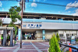 近鉄八戸ノ里駅で女性が電車にはねられ死亡