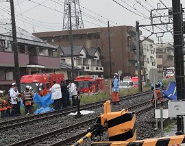 線路に座り込んだ男性が列車にはねられ死亡 埼玉
