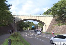 橋から中年の女性が道路に転落し死亡 金沢