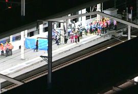 姫路駅構内で新幹線が線路内の男性と衝突