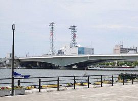 新潟・柳都大橋から男性が落下し対応の警察官が負傷