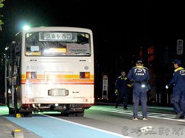 道路で横になった女性が路線バスにはねられ死亡　埼玉