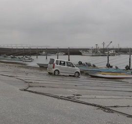 漁港で沈んだ軽自動車から男性の遺体　千葉