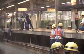 男子中学生が列車に挟まれて死亡　静岡