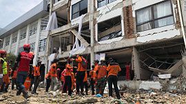 インドネシア地震で行方不明者５千人超か