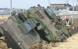 陸上自衛隊の機動戦闘車が路外に転落　北海道
