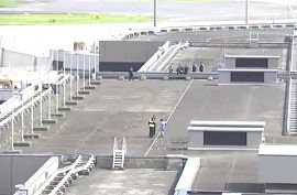 屋根の上で身元不明の女性遺体見つかる　成田空港