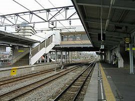 ホームから線路に飛び降りた男性が死亡　平野駅