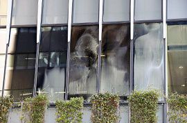 日本経済新聞本社ビルで男性が焼身自殺か