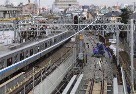 小田急小田原線で男性が急行電車にはねられ死亡