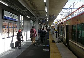 中２男子が快速列車と接触　大阪・高槻