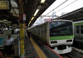 視覚障害者の男性が電車と接触　新宿駅