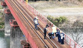 ＪＲ肥薩線の鉄橋で人身事故　女性