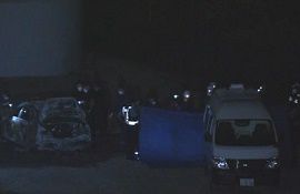 河川敷で車が全焼・性別不明の2遺体　埼玉