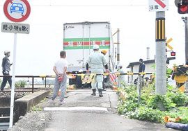 東武越生線の踏切で人身事故　高１女子