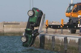 海中転落した車から男女２人・死亡　北海道